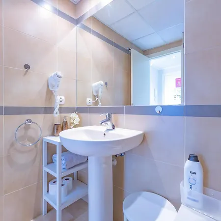 Of Joy Piscina Aparcamiento