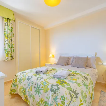 Of Joy Piscina Aparcamiento 칼페