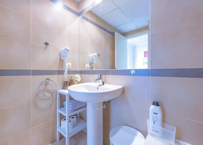 Of Joy Piscina Aparcamiento